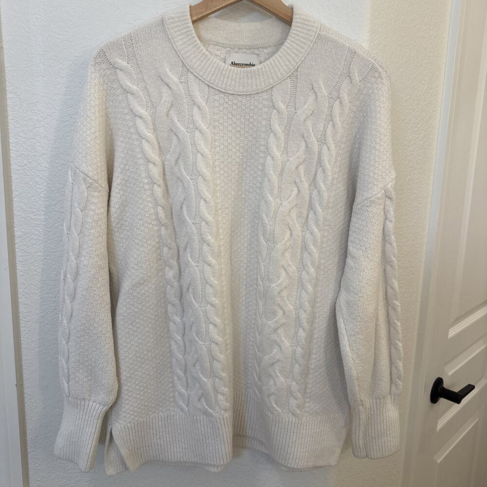 Abercrombie and Fitch Oversized Fluffy Cable Crew Neck Sweater - Medium - EUC